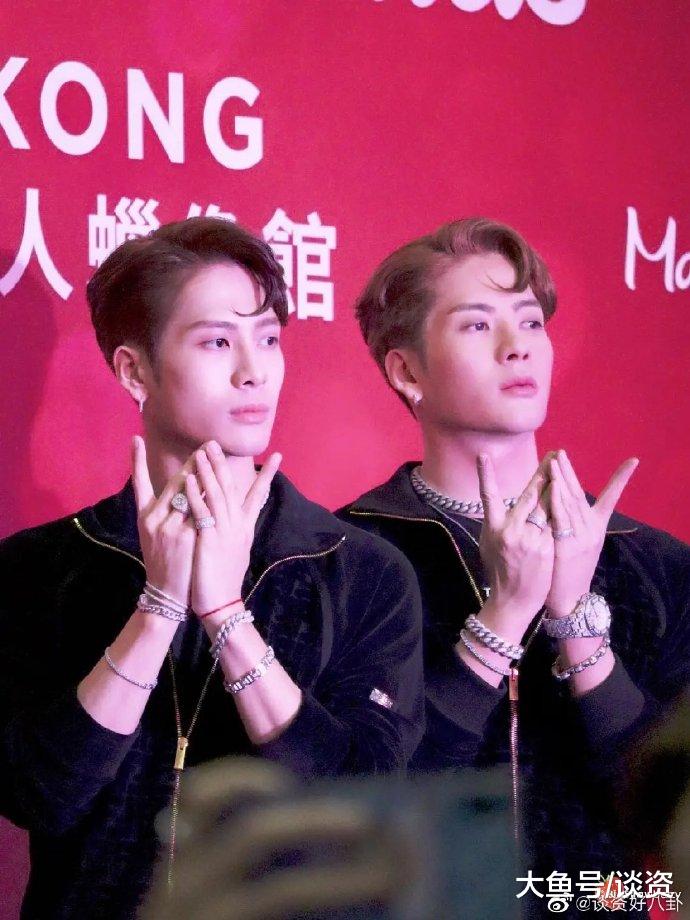 王嘉尔的蜡像和本人也太像了吧
