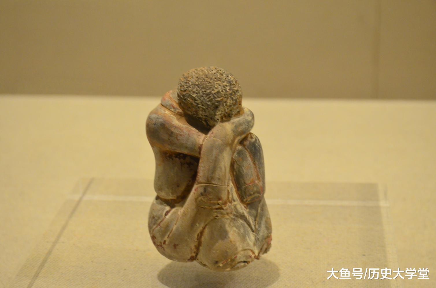 这是公元六世纪“陶制胡人抱膝俑