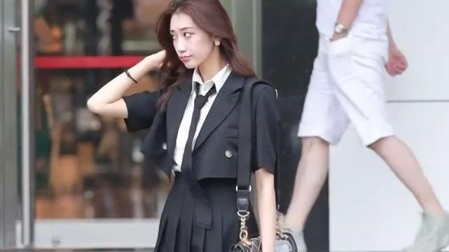 这校花的腿得有多细？和追求者意外同框，腿却只有对方的一半粗！