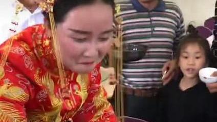 新娘喝酒走红网络，豪情万丈尽显女汉子风范，懂你曾经的职业了