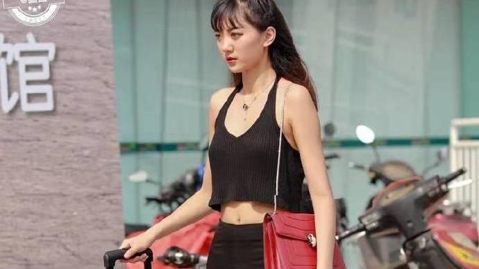 街拍：神仙颜值的小姐姐，美背也太美了吧