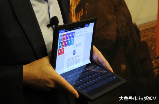 【联想展示全球首款折叠屏电脑T