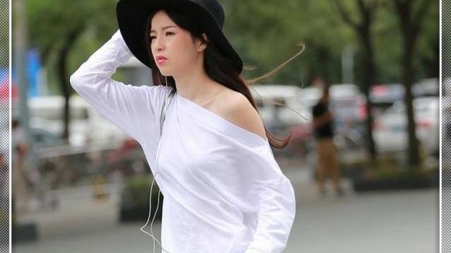 路人街拍：唯美的紧身牛仔裤小姐姐，突显女神气场！