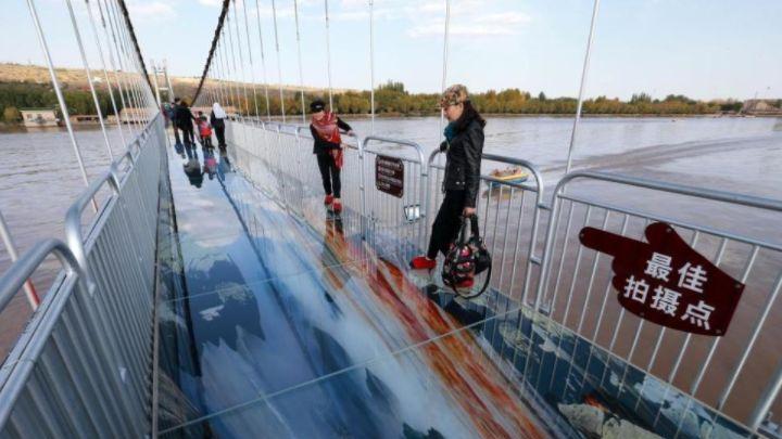 宁夏这座玻璃桥没几个人敢走, 胆大的游客都认怂, 没把握可别逞能