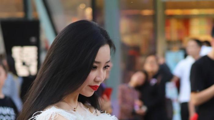 街拍：辣妈穿bling bling的水砖丝袜，贵气又时髦