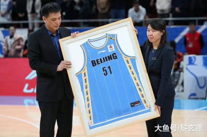 北京首钢和广州龙狮比赛的中场休