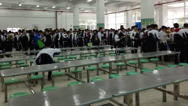 学校餐厅只允许刷饭卡，不让使用微信和支付宝，学生：并不是因为落后