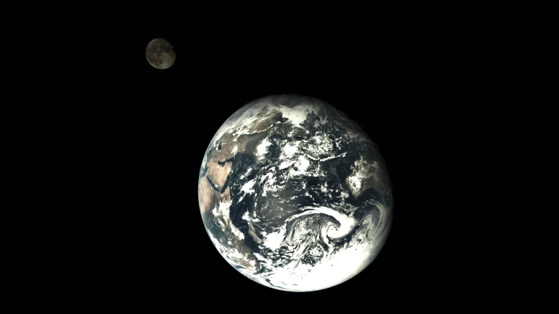 黑暗宇宙中，繁星众多，月球为何明亮至此？