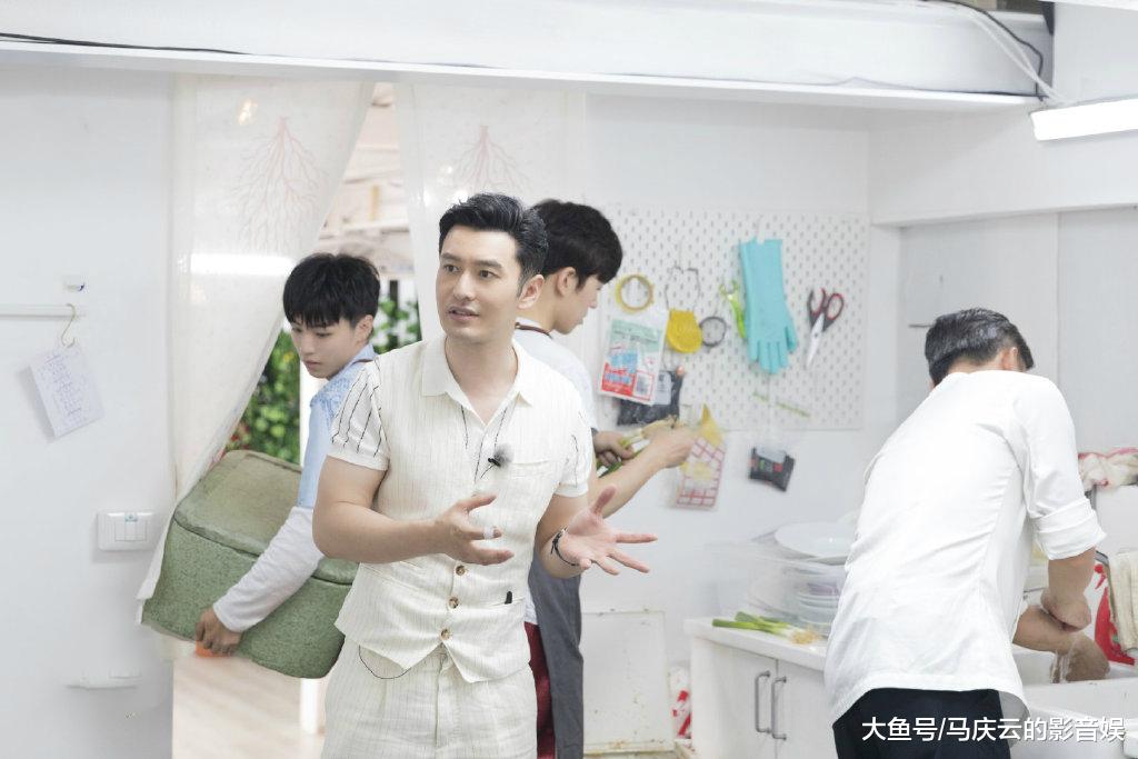 晓明哥好像周扒皮。在《中餐厅》
