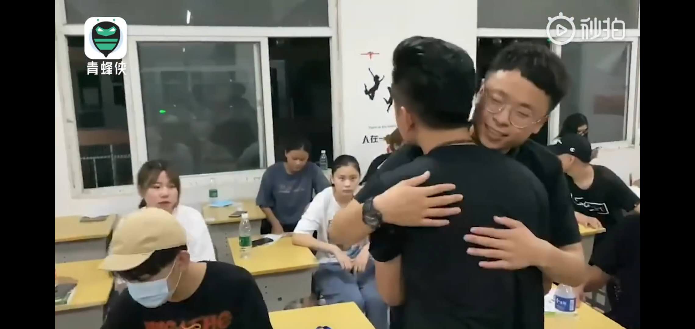 感动！班主任花近一个月工资给108位学生买鞋并挨个给学生穿上