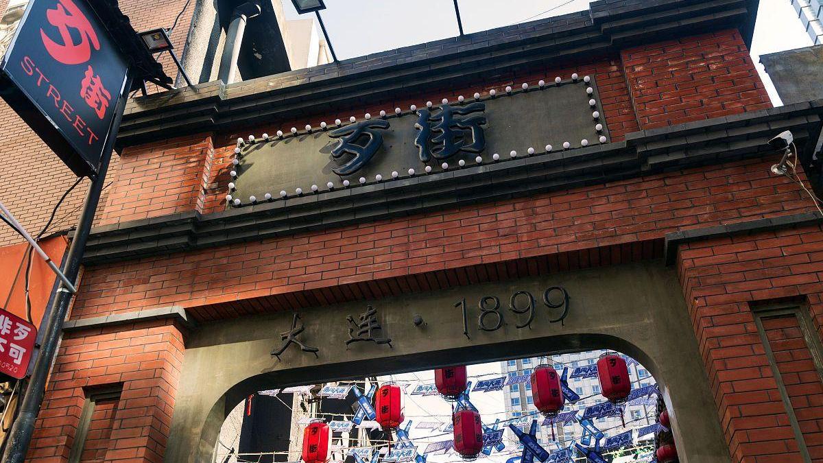 大连这条网红小吃街建于2017，却标注着“大连•1899”，是什么意思