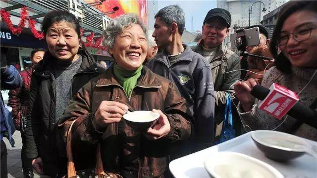 五芳斋开启舌尖上的年味与乡愁穿汉服吃汤圆传承中华美食文化​