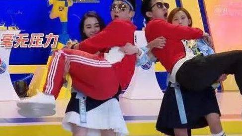 『迪丽热巴』还记得被热巴抱起来的男生吗？146斤都不在话下，120斤却失手了