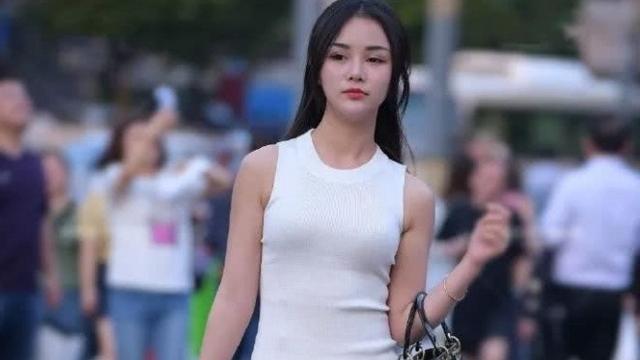 街拍:姐姐小姐选择了一条黑色纱布裙,走出了优雅的美
