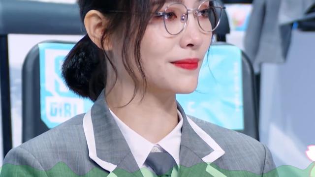 许佳琪：许佳琪名次掉到第7难过哭了，有谁注意刘雨昕的反应？快装不下去了