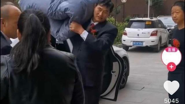 朱之文|朱之文儿子结婚，婚礼现场满满的商业气息，合影时岳父一脸不满意