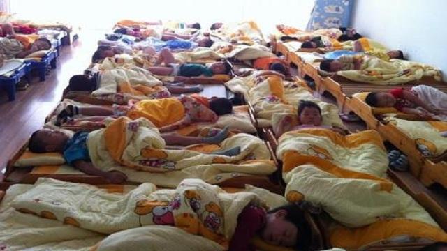 实拍幼儿园孩子午睡，一组图看完才明白，这些衣服真不适合孩子穿