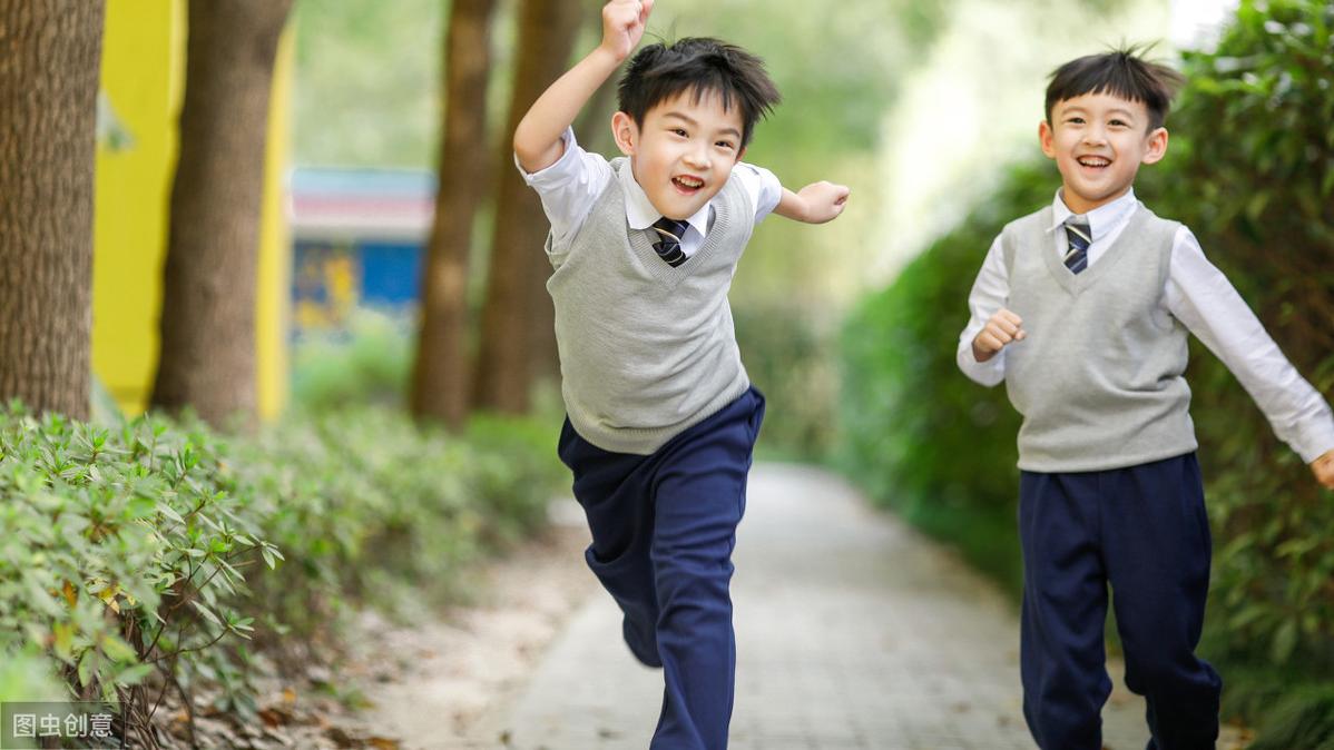 养男孩其实更费心，父母在这四点上下功夫，儿子才会更出色