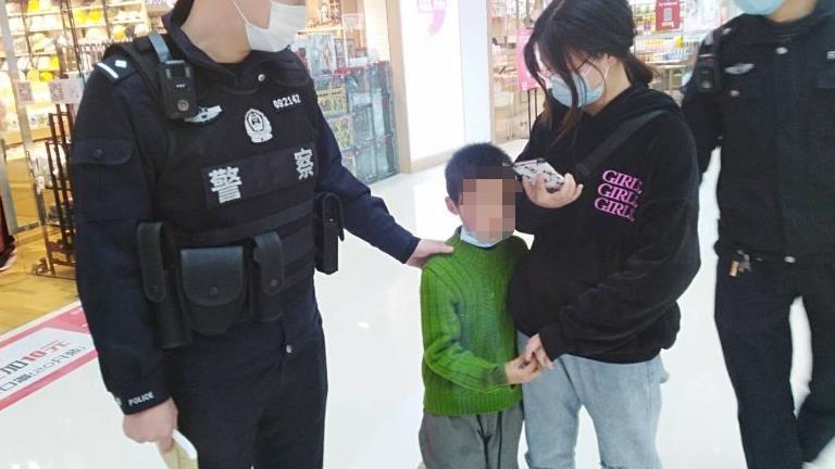 弟弟不见了，民警帮忙找回独自外出幼童