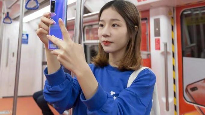 小米卢伟冰预测，荣耀V30很快降价，价格在三千元以内！