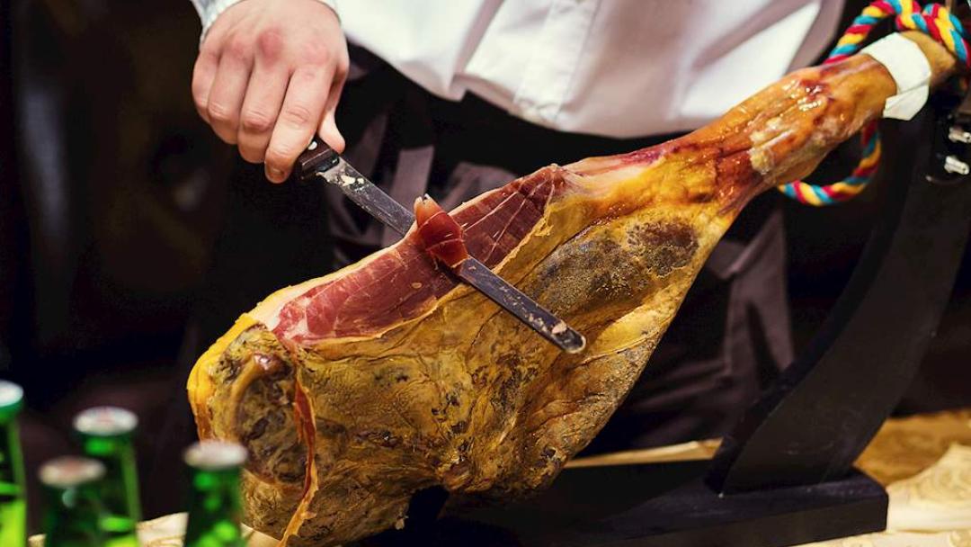 西班牙火腿的制作过程繁琐又漫长，充满果木香气的火腿肉是无比美味的口感享受