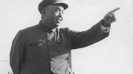 许世友：毛主席逝世他佩枪进京吊唁，去世后邓小平特批允许他土葬