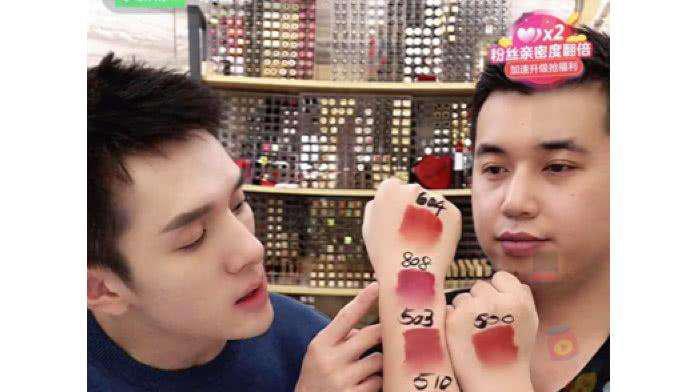 张国荣@\口红一哥\颜值崩塌，酒后生图被曝光，皱纹明显满脸痘印