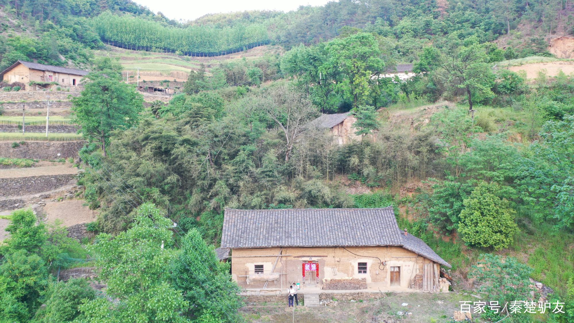 航拍湖北省十堰市郧西县阖家镇殷家沟，地广人稀植被茂密交通便利