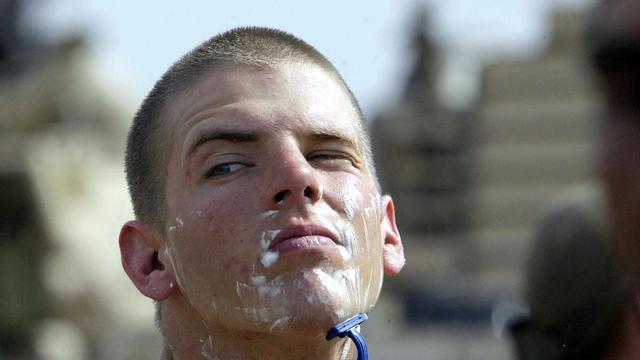 「失眠」警惕：男人身体若有4个怪像，或是雄性激素即将“衰竭”了