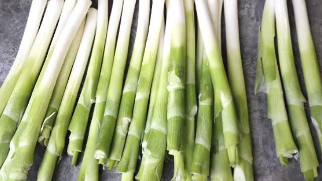 [肠胃]大葱加它“法力无边”！生活中的肠胃“清理工”！熬夜宿便统统排干净！