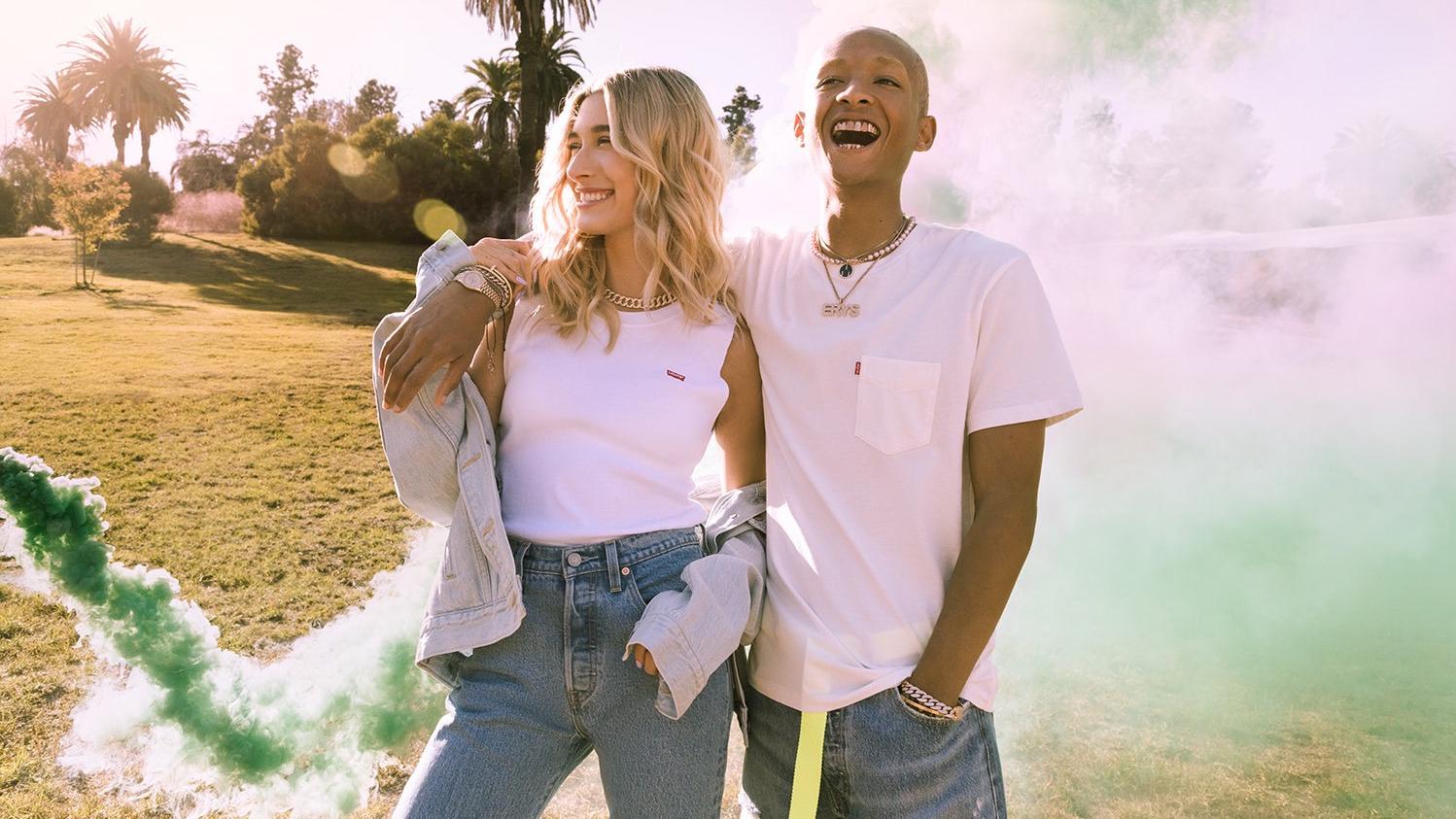 比伯要吃醋了？妻子海莉与寸头男亲密合照，牛仔造型摩登十足！