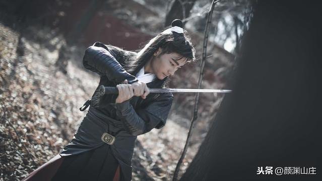 十步杀一人，千里不留行。事了拂衣去，深藏身与名