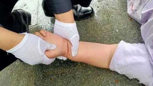 陕西一女子街头公然割腕，民警空手夺白刃化险为夷