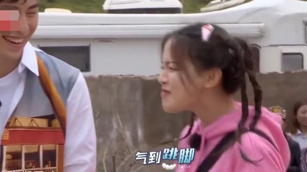 杨超越|小朋友喜欢杨超越戴的发卡，谁注意她的做法？暴露人品