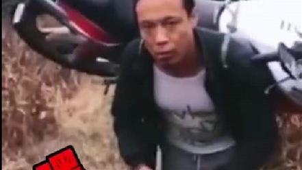 一大哥把摩托车绑在身上，背着它前行，以为他是偷车贼，谁知是