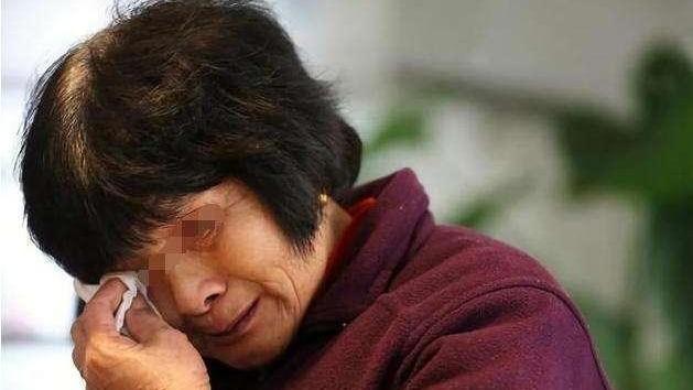 赵小云的 下雪天奶奶出门买菜，9月男婴在家熟睡，回来看到孙子后崩溃痛哭
