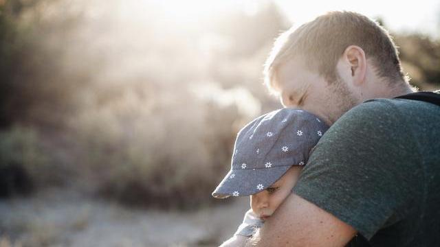 为什么都喊养男孩比养女孩累？原来，是我们一直对男孩都不公平