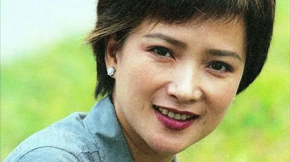 【何晴】何晴：和刘威相恋5年，嫁给3婚许亚军，51岁得脑瘤丈夫不离不弃