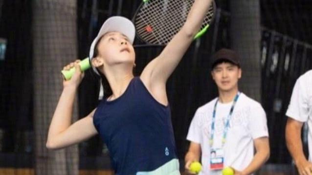 田亮：田亮11岁女儿发育过猛？穿运动背心抬手那刻，网友：我承认我羡慕了