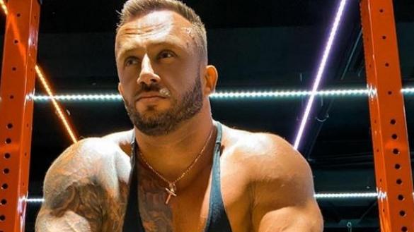 隔离|那个坚信“新冠不存在”的健身网红，最终死于新冠，生前直言后悔