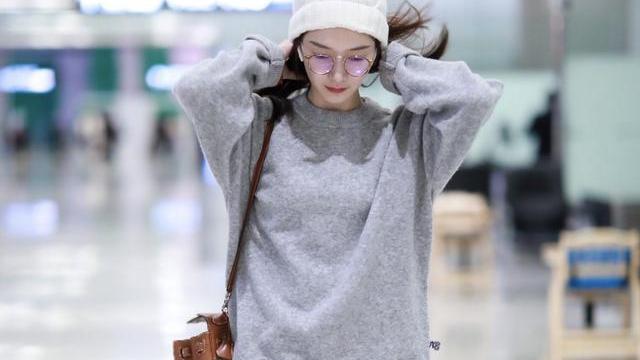 穿靴子尽量别搭紧身裤了！瞧瞧江疏影的穿法，显瘦又时髦