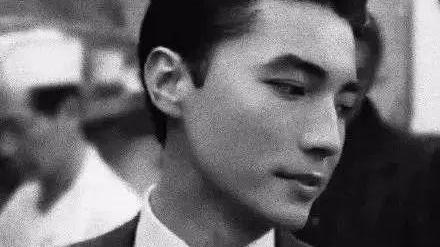 尊龙，上天给你一张绝世容颜，同时也收走了你的美丽童年