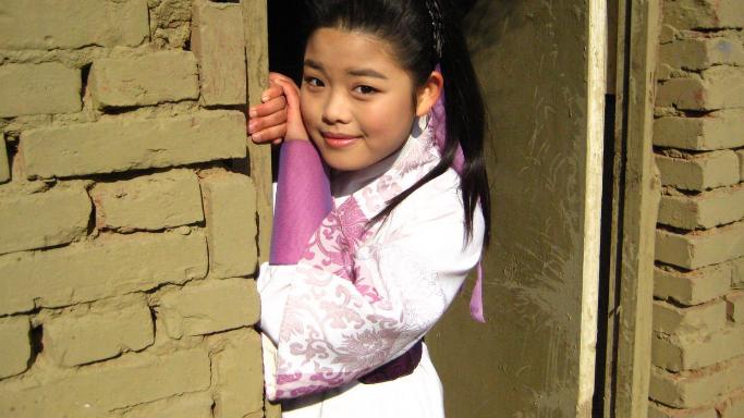 「王莎莎」28岁“莫小贝”暴风式长开，曾被嘲最丑童星，今高级脸美到你高攀不起了