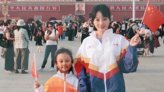 贾云馨■李小璐带甜馨到天安门拍照，路人故意关掉美颜，这身高差是认真的吗