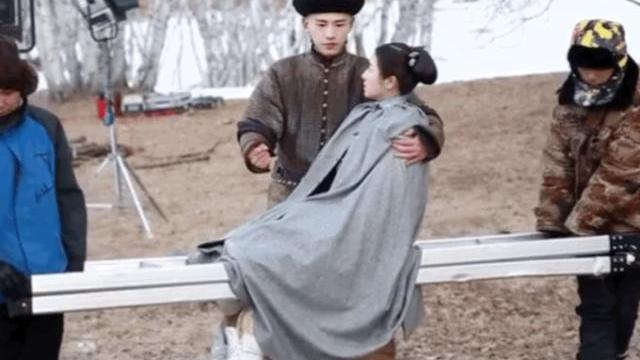 别让电视里的“公主抱”骗了, 李兰迪靠两个人抬, 只有热巴最真实