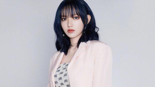 程潇身材真有料 抹胸直接搭西装穿 腰细腿长太绝了 考拉海购