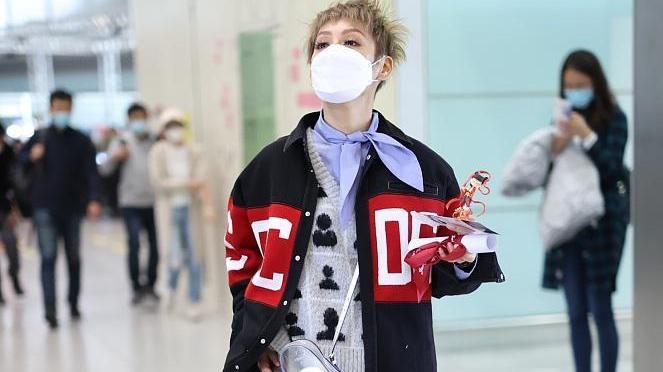 宁静|宁静机场弯腰摸粉丝肉丝袜，举动可爱还问在哪买的，冷不冷啊！