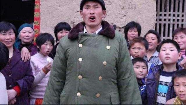 大衣哥功德碑被砸，借出近百万无人还：你的善良在他们眼里一文不值