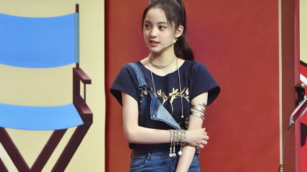 【欧阳娜娜】有一种少女腿叫欧阳娜娜的腿，当她穿上牛仔裤后，说不羡慕是假的