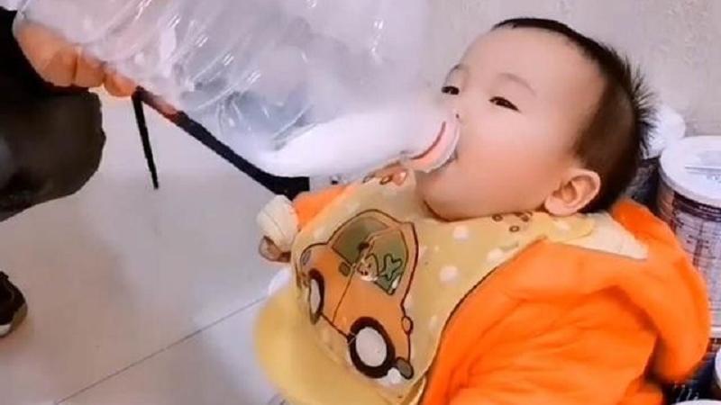 宝爸无意打碎宝宝奶瓶，机智补救笑翻众人：来，干了这桶奶粉！